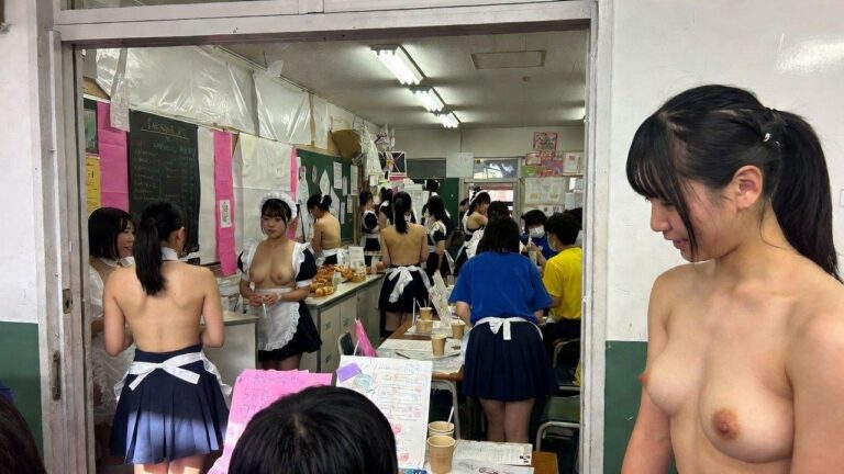 学園祭でおっぱい丸出しのメイドカフェ！授乳体験あり！ 公式サンプル 1